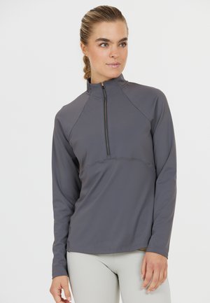 Grauer Langarm-Sweatshirt mit halbem Reißverschluss an der Vorderseite, Raglanärmeln, glatter Textur und dezentem Stitching über der Brust.