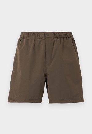 Καφέ ελαφριά σορτς με ελαστική μέση, διαθέτοντας ένα κούμπωμα με κουμπί και πλαϊνές τσέπες. Λεία υφή και μήκος μέχρι το γόνατο.