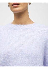 Maglione lavorato a maglia di colore lilla chiaro con collo a costine. Tessuto morbido, finitura leggermente pelosa e vestibilità comoda. Nessun motivo o dettaglio visibile degno di nota.