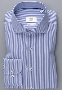 Blauw-wit gestreepte slim fit shirt met een stijve kraag, knoopsluiting en een enkele knoopmanchet, gemaakt van gladde stof.