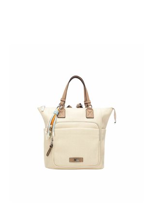Borsa tote beige con manici marroni, tasca frontale con zip, nappine decorative e logo metallico Xti su sfondo bianco.