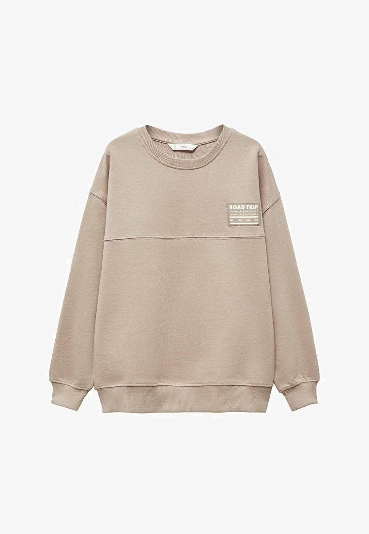 Sweat-shirt beige à col ras du cou avec manches longues, poignets et ourlet côtelés, et une petite écusson "ROAD TRIP" sur le côté gauche de la poitrine.