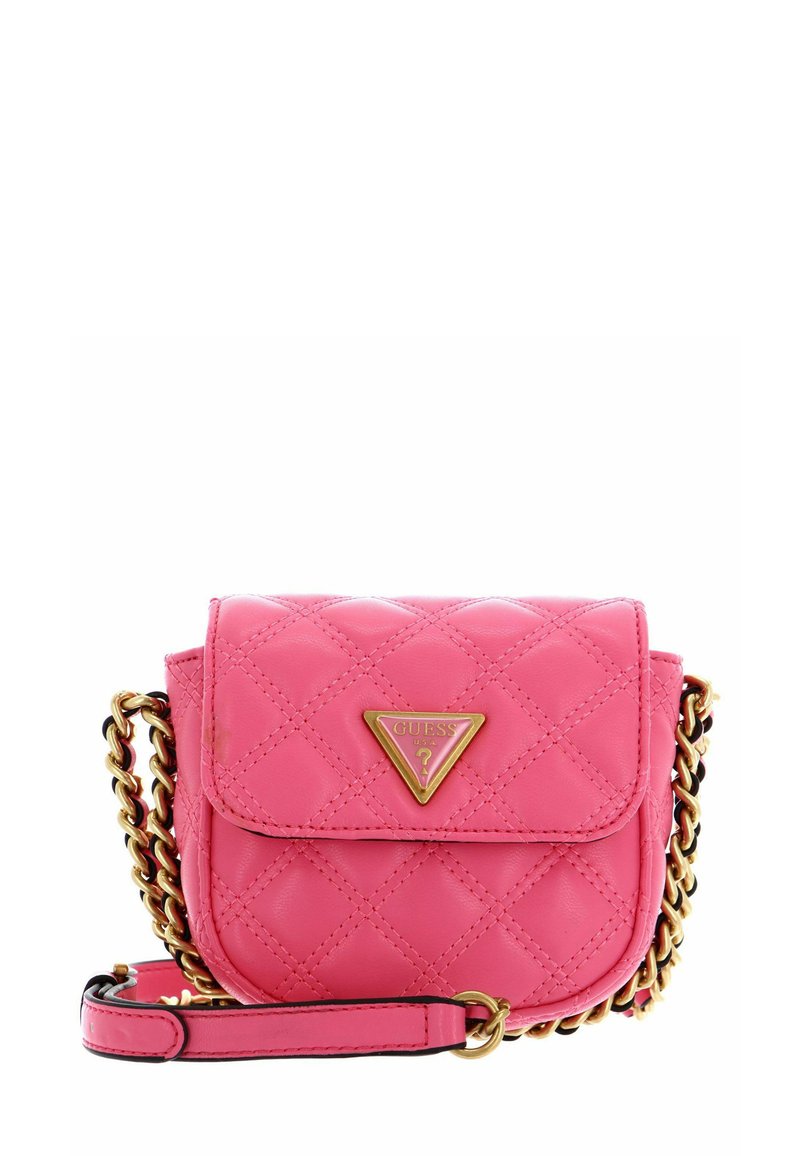 Petit sac bandoulière matelassé rose avec bandoulière chaîne en or et logo triangulaire Guess sur le rabat avant.