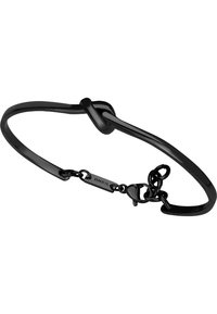 Pulsera de metal negro con un diseño de nudo trenzado, textura suave y una cadena con cierre, marcada con la marca "BREIL."