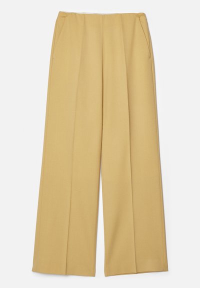 Pantaloni a gamba larga in tessuto giallo senape, con tasche frontali e una superficie liscia, dal design pulito e sartoriale.
