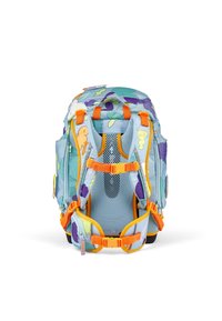 Sac à dos pour enfants avec un design bleu pastel, des motifs de nuages colorés, des bretelles orange, un dos en maille pour un soutien et des poches latérales pour le rangement.