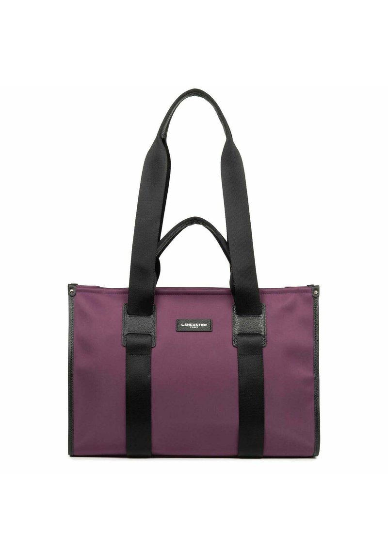 Borsa a spalla in tessuto viola con manici neri e dettagli in pelle. Presenta una forma rettangolare e un'etichetta con il marchio sul davanti. Texture liscia.