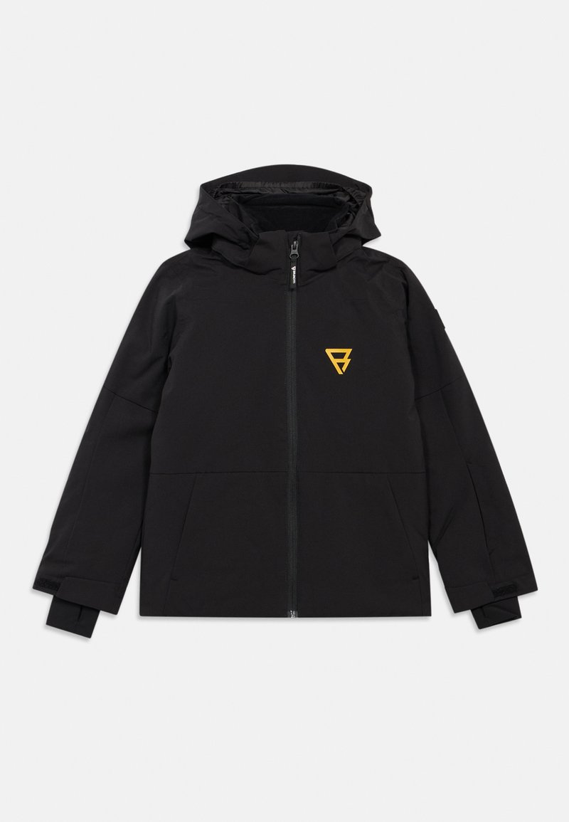 Casaco impermeável preto com capuz, fecho frontal e logotipo amarelo em triângulo no lado esquerdo do peito, apresentando punhos ajustáveis e bolsos laterais.