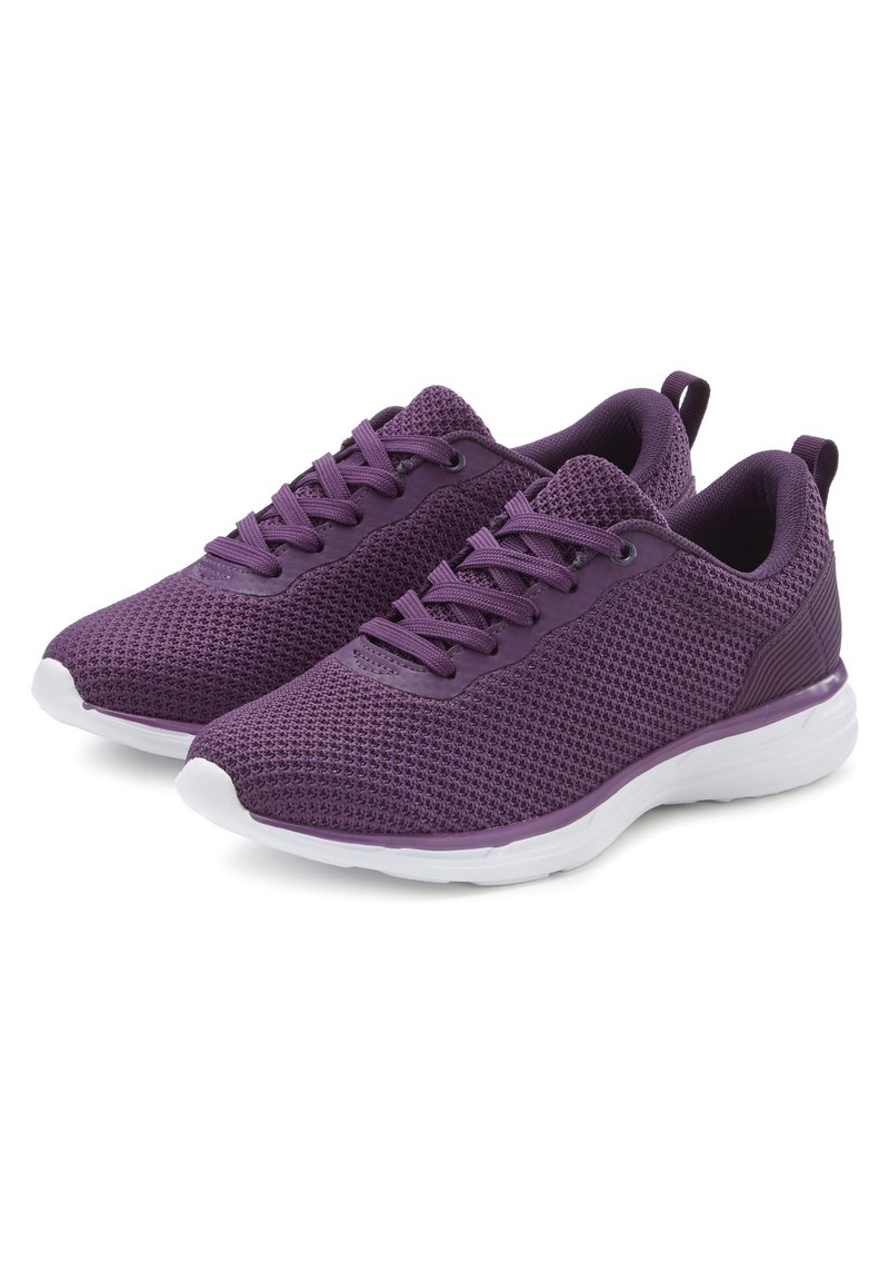 Lila Sport Schuhe mit einem atmungsaktiven Mesh-Obermaterial, Schnürsenkeln und weißen Gummisohlen. Sie verfügen über ein strukturiertes Design und eine Fersenschlaufe.