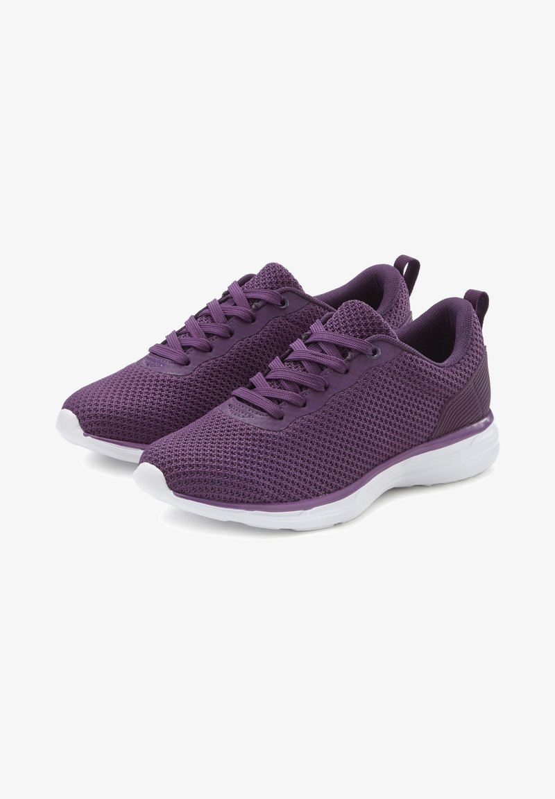 Lila Sport Schuhe mit einem atmungsaktiven Mesh-Obermaterial, Schnürsenkeln und weißen Gummisohlen. Sie verfügen über ein strukturiertes Design und eine Fersenschlaufe.