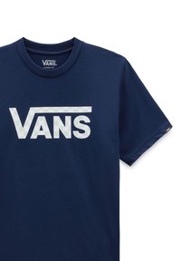 Tmavě modré bavlněné tričko s klasickým střihem, které má velké bílé logo Vans s kostkovaným vzorem v písmenu "A".