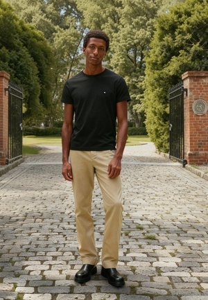 Tommy Hilfiger CORE STRETCH SLIM NECK TEE - Paprasti marškinėliai - black