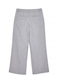 Pantaloni larghi grigio chiaro realizzati in tessuto testurizzato con finitura liscia. Presentano due tasche posteriori e una vita sartoriale.