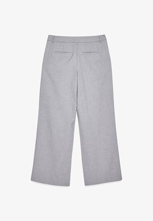 Lys grå brede bukser med en tekstureret overflade. Har flad front, to baglommer og bæltestropper. Ingen synlig hardware.