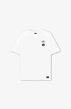 Fehér pamut póló rövid ujjakkal, fekete grafikus logóval és Föld-motívummal a mellkasán. Simább textúrájú, kerek nyakú kialakítással.