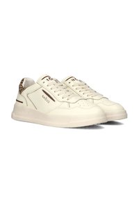 Witte leren sneakers met een gestructureerde beige zool, bruine accenten en een panterprint detail op de hak. Vetersluiting met perforaties.