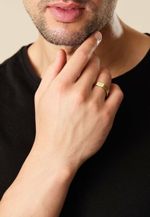 FAVS, Ringe - geelgouden kleur