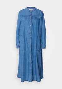 Robe longue en denim bleu avec col rond, manches longues, fermeture à boutons sur le devant, empiècement froncé et deux grandes poches avant.