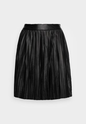 Jupe plissée noire en simili cuir avec une large ceinture, longueur genou, présentée sur un fond blanc uni.