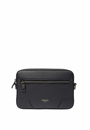 Czarna skórzana torba o teksturowanym wykończeniu, prostokątnym kształcie, przedniej kieszeni na zamek, wytłoczonym logo i gładkim suwakowym okuciu.