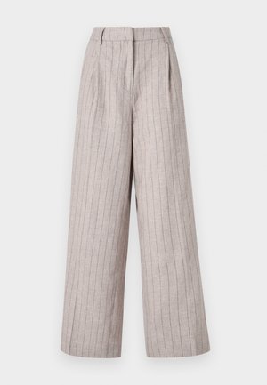 Pantalons larges gris clair en tissu texturé avec des rayures verticales. Présentent une taille haute et des plis avant pour un style supplémentaire.