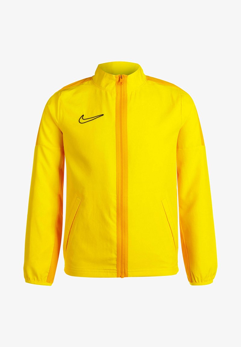 Veste Nike jaune avec fermeture éclair à l'avant, col haut et accents orange contrastés sur les épaules. Présente le logo Nike noir sur la poitrine.