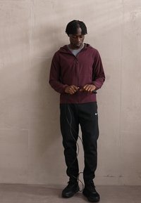 Nike Performance UNLIMITED - Träningsjacka - burgundy crush/black