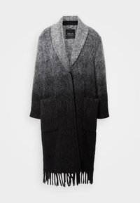 Cappotto lungo in lana con gradiente nero e grigio, colletto a scialle, due tasche frontali e orlo frangiato. Texture morbida e vestibilità rilassata.