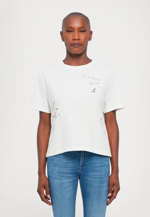 Witte T-shirt met korte mouwen en een ronde halslijn, afgewerkt met kleurrijke geborduurde tekst en ontwerpen, waaronder "Weekend" en verschillende vormen.