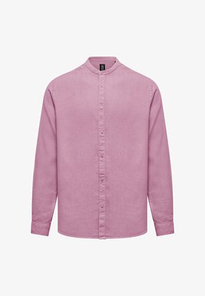 Camicia a maniche lunghe rosa in un tessuto leggero con colletto rotondo e chiusura frontale con bottoni. Presenta una texture uniforme e polsini con bottoni.