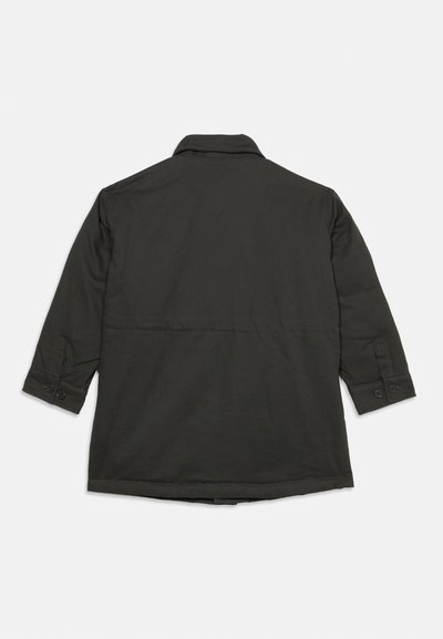 Veste vert foncé à manches longues avec poignets boutonnés, vue de dos sur un fond clair uni.