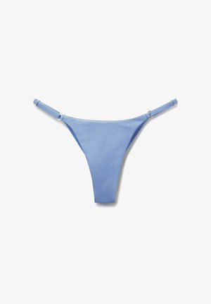 Hellblauer, verstellbarer Bikini-Slip mit dünnen Trägern und silbernen Metallschiebern vor weißem Hintergrund.