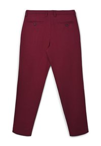 Pantaloni borgogna con una vestibilità su misura, dotati di due tasche posteriori, passanti per la cintura e una texture del tessuto liscia. Nessun motivo o dettaglio hardware visibile.