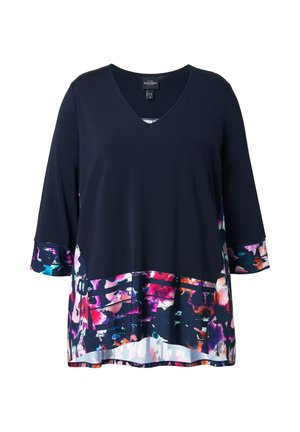 Tmavě modrá halenka s výstřihem do V a dlouhými rukávy, s barevným květinovým vzorem na manžetách a lemu, s volnějším střihem a lehkou látkou.