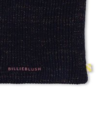 Berretto lavorato a maglia di colore blu scuro con una texture luccicante, caratterizzato da un logo "BILLIEBLUSH" in rosa e un'etichetta a strisce gialle sul lato.