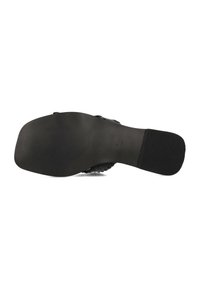 Suola di scarpa in gomma nera con base piatta e scanalature testurizzate per una migliore presa, e tacco arrotondato. Finitura liscia senza decorazioni visibili.