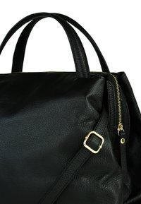 Zwarte leren handtas met een gestructureerd oppervlak, voorzien van gouden hardware, dubbele handvatten en een ritssluiting. Verstelbare schouderband inbegrepen.