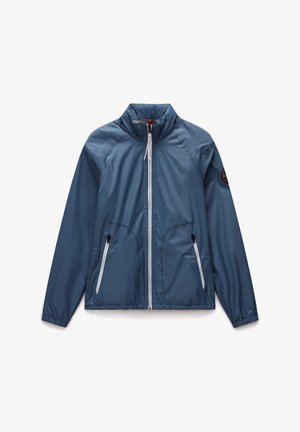 Lichtgewicht marineblau jack met een hoge kraag, ritssluiting aan de voorkant en twee zijzakken. Voorzien van elastische manchetten en een badge op de linker mouw.