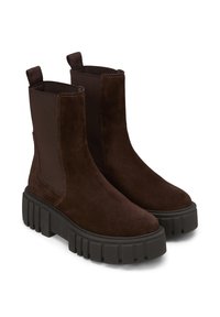 Stivali ankle in suede marrone con pannelli elastici laterali, suola spessa in gomma nera e linguette sul retro per una facile calzata.