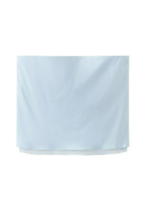 Tissu rectangulaire bleu clair avec de légers plis, présenté à plat sur un fond blanc.