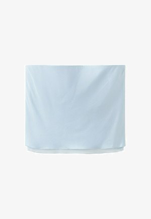 Material dreptunghiular albastru deschis cu pliuri ușoare, prezentat plat pe un fundal alb.