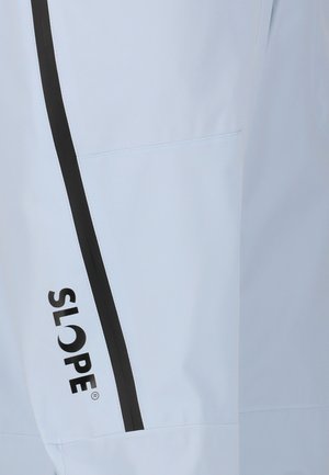 Helleblaue wasserdichte Jacke mit glatter Textur, die einen schwarzen Streifen und das Logo "SLOPE" in fetter Schrift an der Seite trägt.