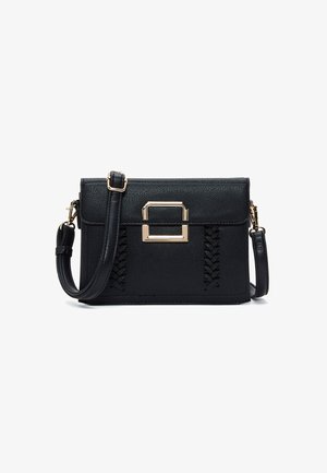 Bolso negro con superficie texturizada, herrajes dorados y detalles trenzados en los lados. Cuenta con una correa desmontable para un transporte versátil.