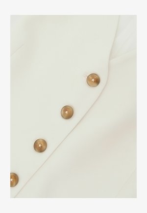 Weißer Blazer mit glatter Textur, ausgestattet mit sechs runden hellbraunen Knöpfen und einem maßgeschneiderten Design mit Revers.