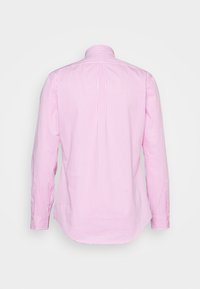 Jasnoróżowa koszula z długim rękawem, cienkimi pionowymi białymi paskami, mankietami na guziki i kołnierzem. Gładka tkanina o dopasowanym kroju.