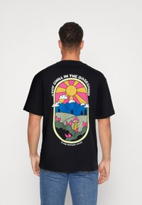 Only & Sons - ONSOTTO BASE CAMP TEE - T-shirts med print - black Miniatyrbilde 1