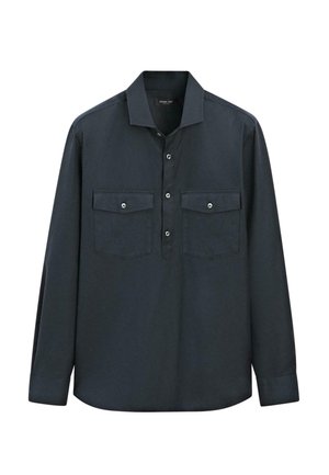 Chemise navy à manches longues en tissu doux, dotée d'un col classique, d'une patte de boutonnage, de deux poches poitrine et de détails de boutons argentés.