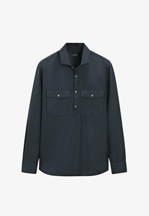 Chemise navy à manches longues en tissu doux, dotée d'un col classique, d'une patte de boutonnage, de deux poches poitrine et de détails de boutons argentés.