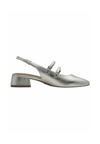 Slingback topánky z metalickej striebornej kože s špicatou špičkou, dvoma nastaviteľnými popruhmi a nízkym blokovým podpätkom.