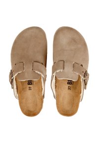 Sabots en daim marron avec un talon ouvert, dotés de deux boucles réglables et d'une semelle intérieure douce et texturée pour le confort. Taille indiquée à l'intérieur comme 37.